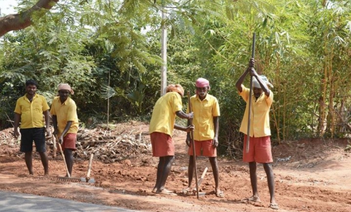 Czerwone Drogi Auroville. Wolontariat w Indiach i świat tamilskich wiosek