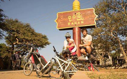 Birma z dwulatką na dwóch kółkach