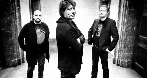 Hot Water: "Elektryczny kot"