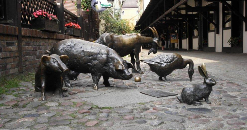 Bezpłatna wycieczka rodzinna. Zwierzęta zaklęte w kamieniu i metalu.