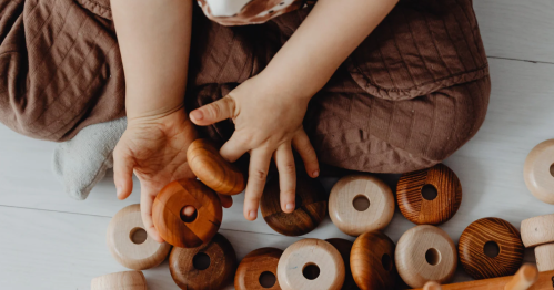 Korzyści płynące z terapii logopedycznej oraz jak kontynuować pracę z dzieckiem w domu