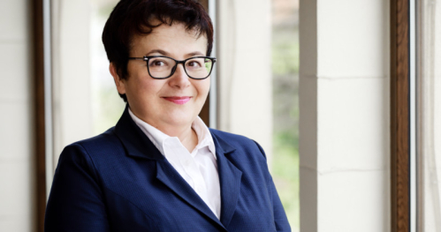 Nie zaczynaj od CV. Strategiczny briefing dla liderów i liderek 45+, którzy chcą świadomie zaprojektować kolejny etap kariery.